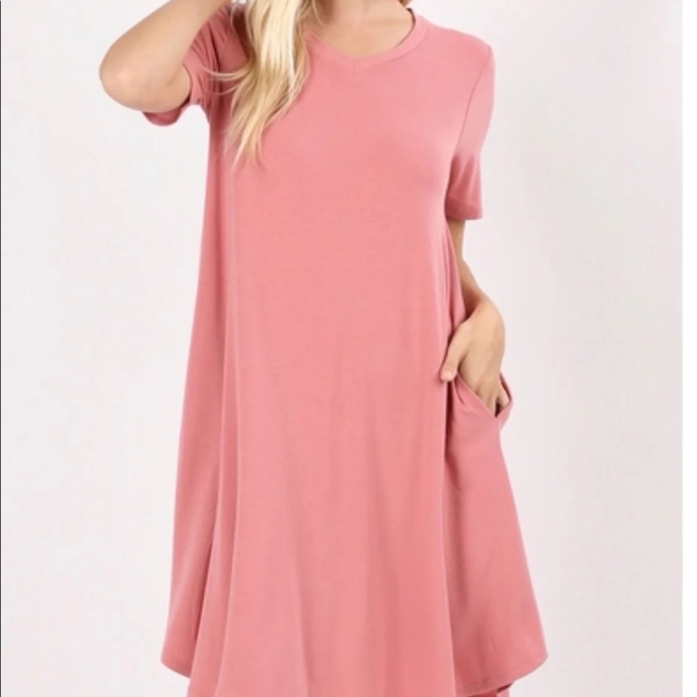V-neck dress with pockets